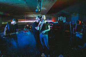 Como todos sabéis desde hace unos años está muy de moda un estilo de música denominada "indie". También en esto Valladolid cuenta con muy buenos grupos. Uno de ellos es OCTUBRE POLAR, al que disfrutamos el pasado sábado en la Sala Black Pearl.